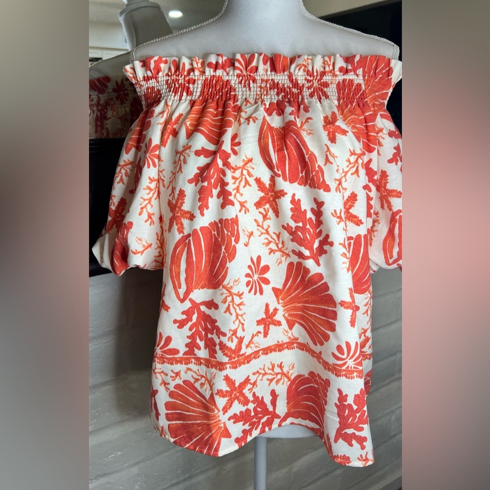 CeCe Coral and Cream Off-Shoulder Top Size Medium
